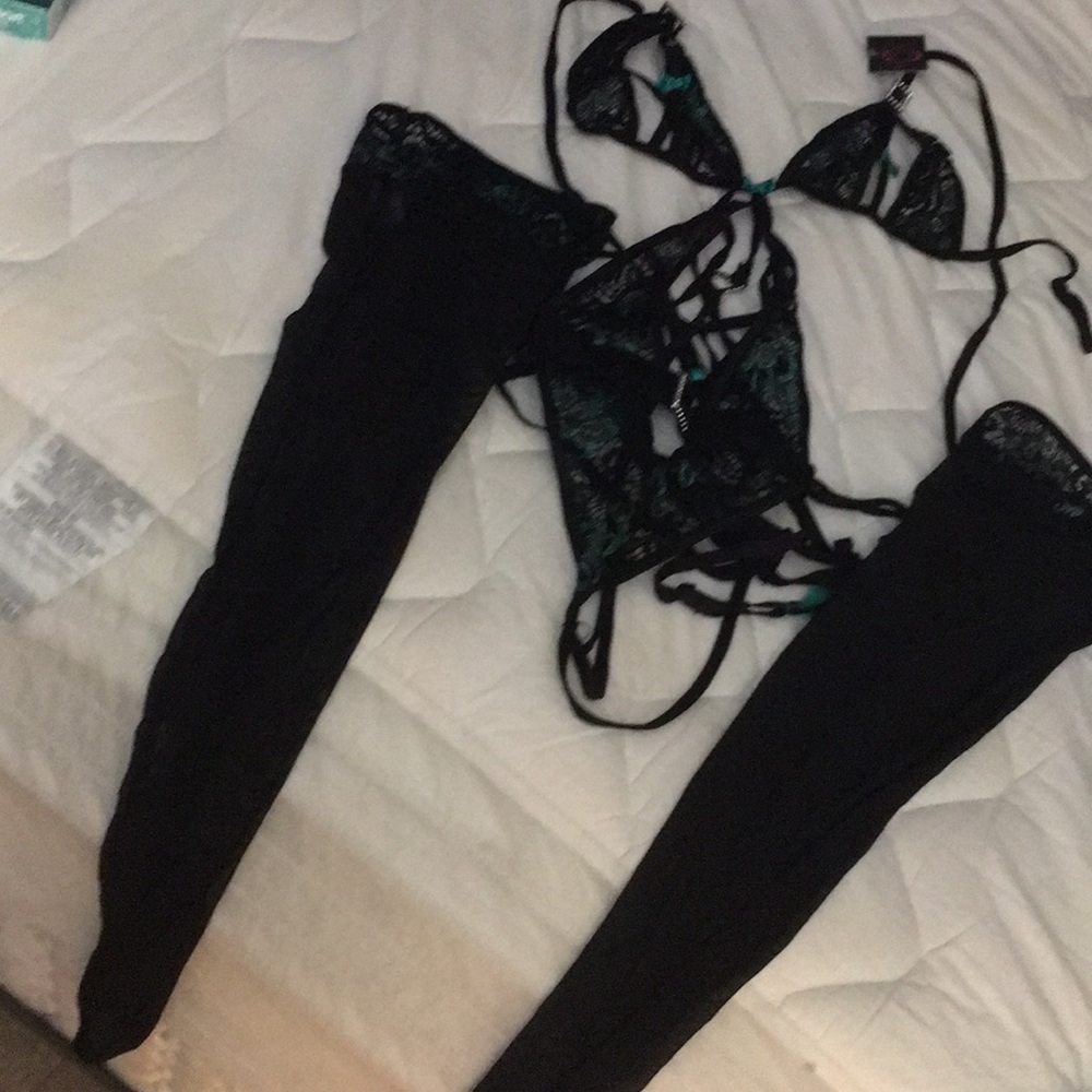 Lingerie one size (looks like a sm/md)